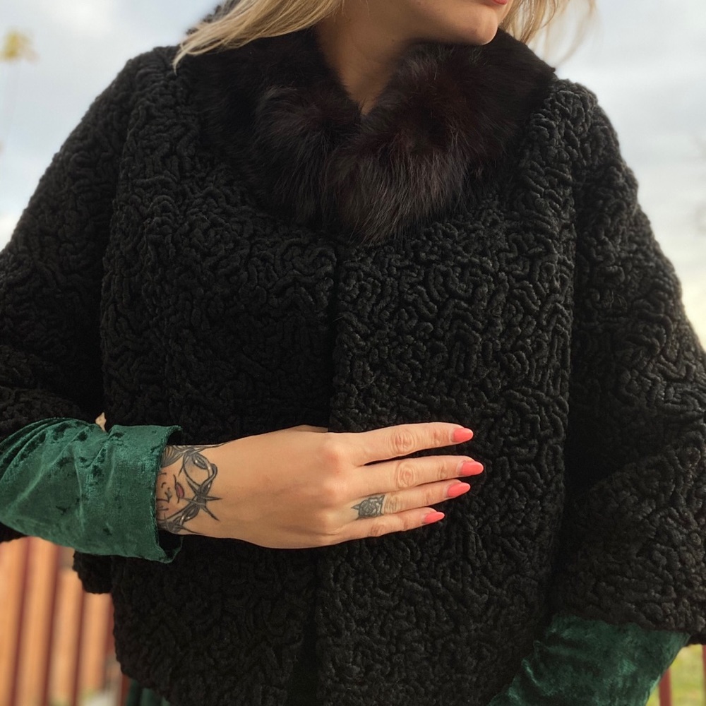 Vintage shearling style fur coat cropped with pockets adorable and great shape